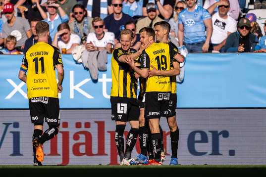 Häckens Alexander Jeremejeff jublar med lagkamrater