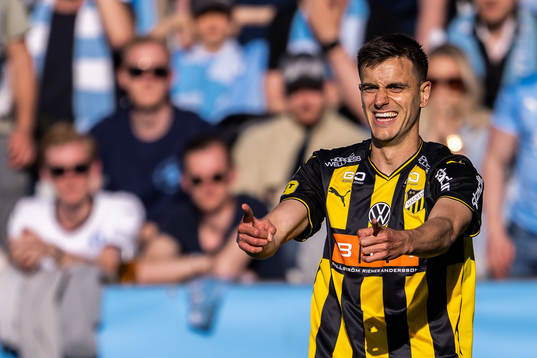 Häckens Alexander Jeremejeff jublar med lagkamrater