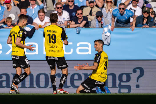 Häckens Alexander Jeremejeff jublar med lagkamrater