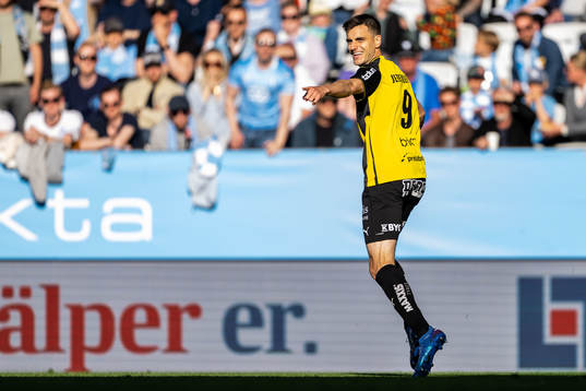 Häckens Alexander Jeremejeff jublar med lagkamrater