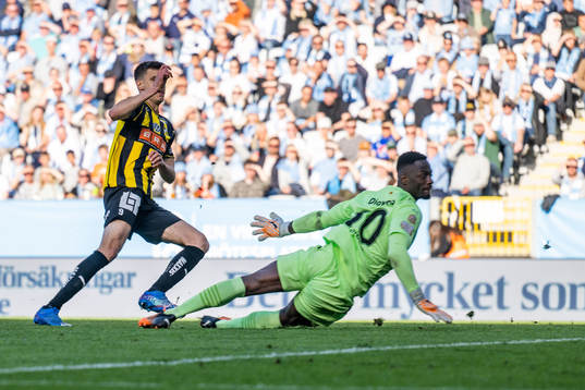 Häckens Alexander Jeremejeff gör 0-1 bakom Malmö FFs