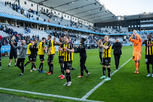 Häckens spelare jublar