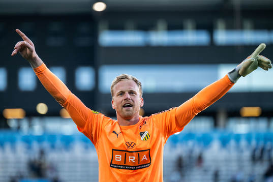 Häckens målvakt Peter Abrahamsson jublar