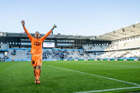Häckens målvakt Peter Abrahamsson jublar