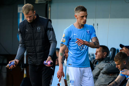 Malmö FFs Sören Rieks deppar när han byts ut