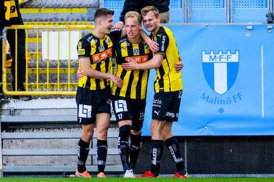 Häckens Gustav Berggren kramas om av lagkamraterna