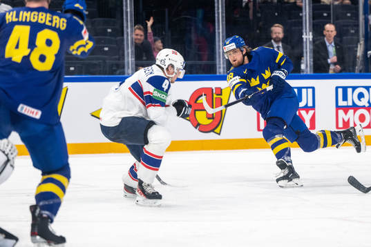 William Nylander of Sweden scores 2-0