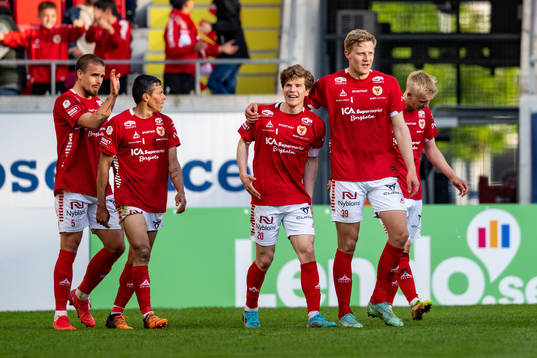 Kalmars Lars Sætra jublar med lagkamrater