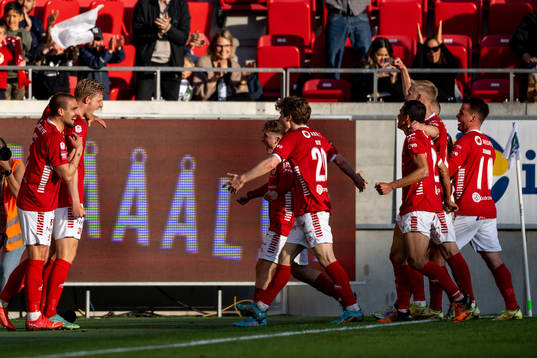 Kalmars Lars Sætra jublar med lagkamrater