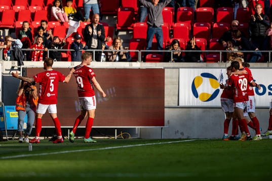 Kalmars Lars Sætra jublar med lagkamrater