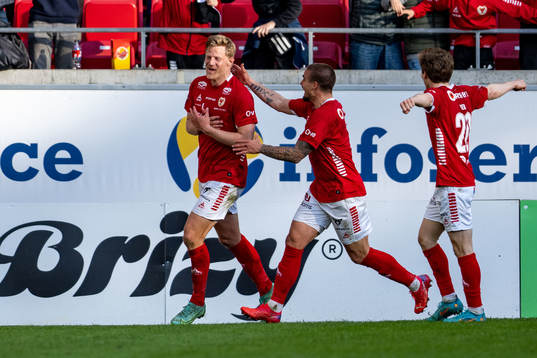 Kalmars Lars Sætra jublar med lagkamrater