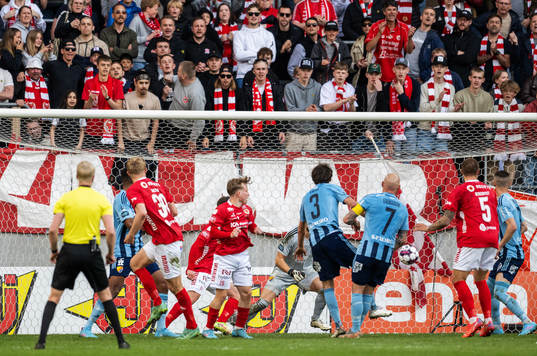 Här nickar Kalmars Lars Sætra in 1-0