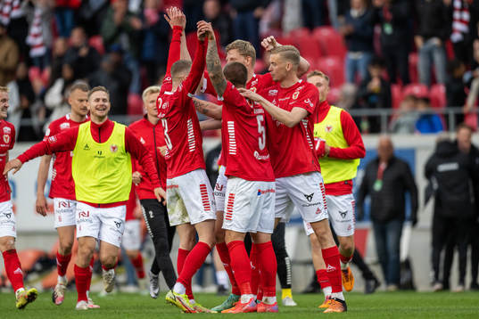 Kalmars spelare jublar