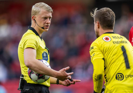 Domare Adam Ladebäck samtalar med Kalmars målvakt Ricardo