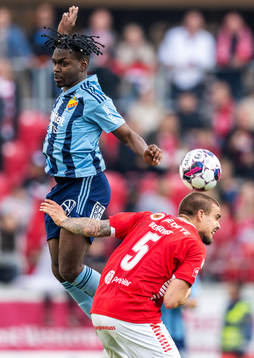 Djurgårdens Joel Asoro och Kalmars Douglas Bergqvist