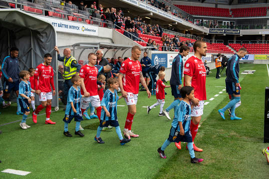 Spelarna marscherar in