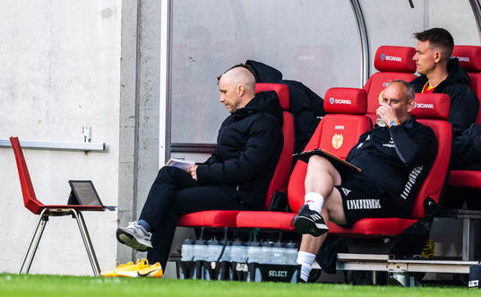 Kalmars tränare Henrik Rydström tittar på matchen på en