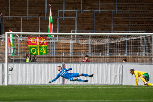 Dalkurds Arian Kabashi gör 1-2 bakom Västerås målvakt