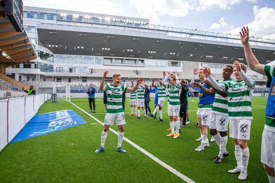 Västerås Simon Gefvert jublar med lagkamrater
