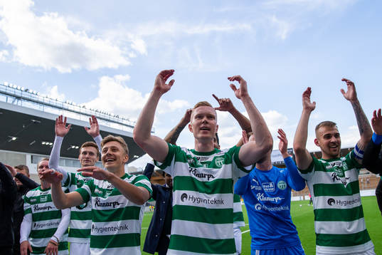 Västerås David Engström jublar med lagkamrater
