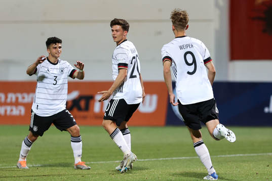 Alexandre Azevedo, Tim Hoffmann and Nelson Weiper celebrate