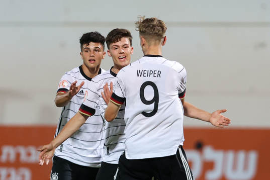 Alexandre Azevedo, Tim Hoffmann and Nelson Weiper celebrate