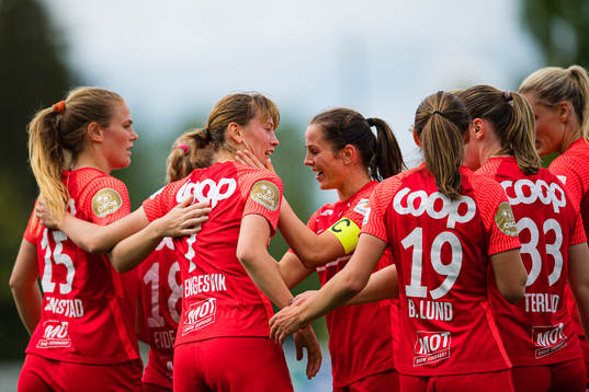 Rakel Engesvik of Brann celebrates with Tuva Hansen of Brann