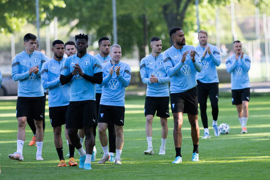 Malmö FFs spelare tackar för publikens stöd