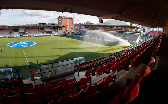 Konstgräset på Behrn Arena vattnas