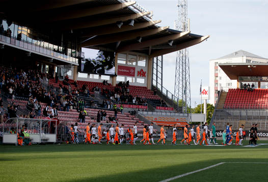 Spelarna på väg ut till matchen