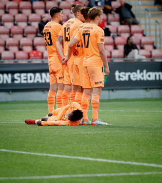 AFC Eskilstunas York Rafael ligger bakom muren