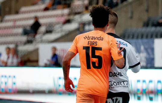 Örebros Samuel Dahl blir knuffad i ryggen av AFC