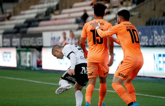 Örebros Samuel Dahl blir knuffad i ryggen av AFC