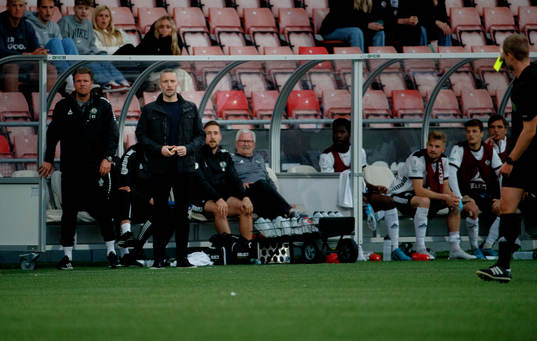 Örebros tränare Axel Kjäll får gult kort