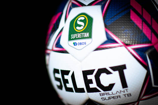 En fotboll före fotbollsmatchen i Superettan mellan