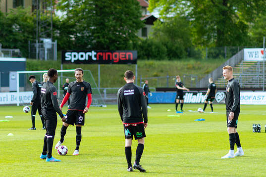 Brommapojkarnas spelare värmer upp före fotbollsmatchen i