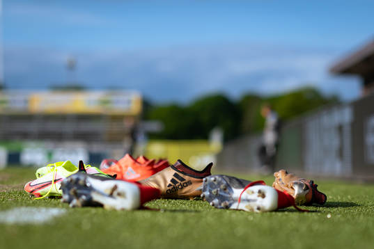 Fotbollsskor på gräset före fotbollsmatchen i Superettan