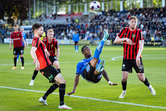Halmstads Sadat Karim och Brommapojkarnas Amadeus Sögaard
