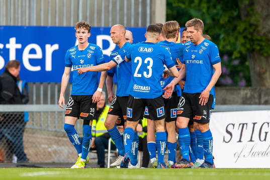 Halmstads Alexander Johansson jublar med lagkamrater