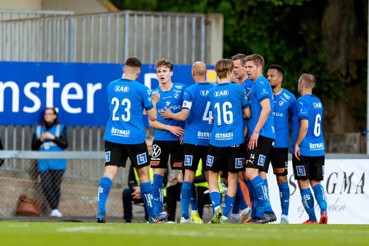 Halmstads Alexander Johansson jublar med laget