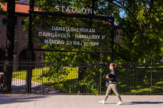 Dagens match annonseras på en skylt utanför Stockholms