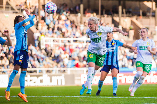 Djurgårdens Linda Maserame Motlhalo och Hammarbys Emilia