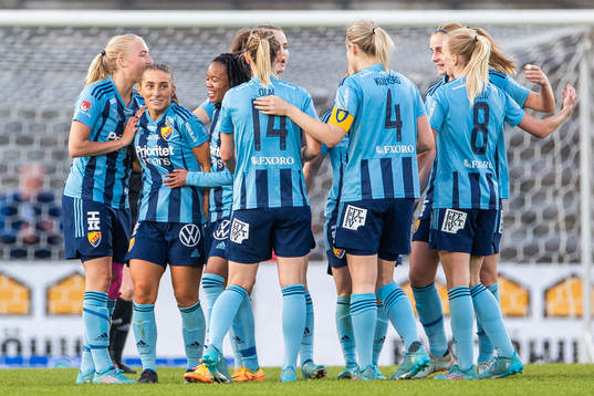 Djurgårdens Tilde Lindwall jublar med lagkamrater