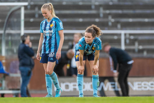 Djurgårdens Nellie Lilja och Julia Walentowicz deppar