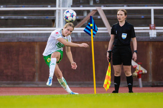 Hammarbys Courtney Nevin med en hörna