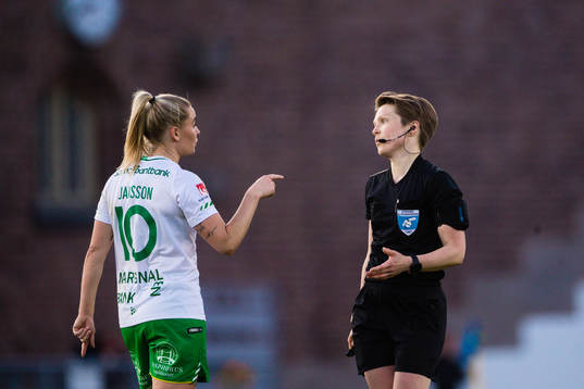 Hammarbys Emma Jansson och domare Sara Wiinikka