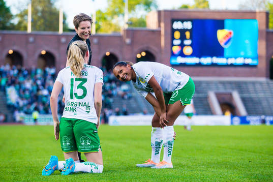 Hammarbys Matilda Vinberg och Madelen Janogy med domare