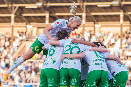 Hammarbys Vilde Hasund jublar med Alice Carlsson
