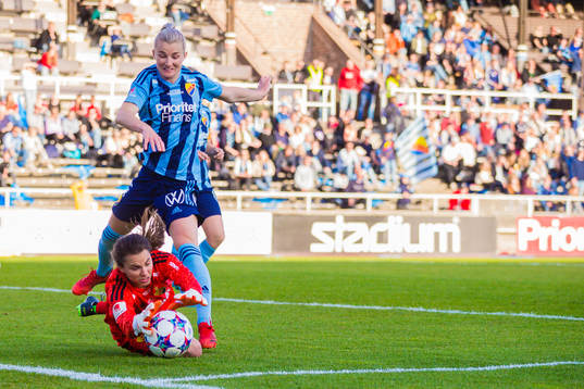 Djurgårdens Emelie Lövgren och målvakt Kelsey Daugherty