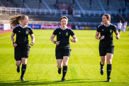 Domare Sara Wiinikka (m) med assisterande domare Josefine